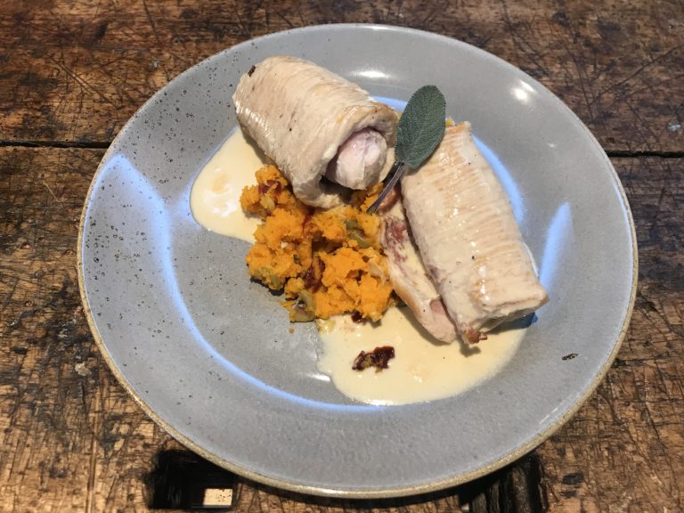 Saltimbocca von der Pute auf mediterranem Süßkartoffelstampf mit einer cremigen Sauce und frischem Salbei.