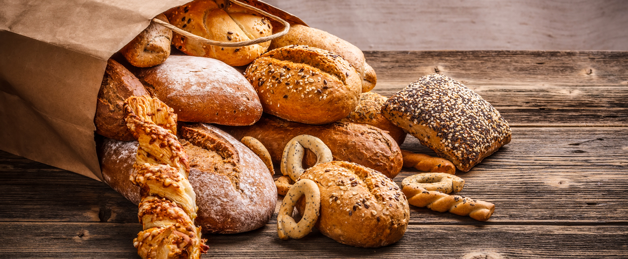 Eine Papiertüte voller verschiedenster Brote, die kreative Ideen zum altes brot verwerten anregen.