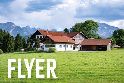 Ein ländliches Anwesen mit Bergen im Hintergrund und dem Text "FLYER" im Vordergrund.