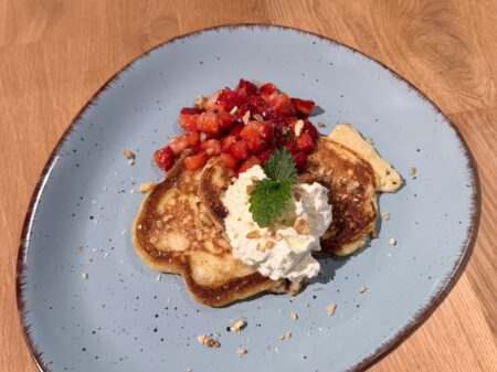 Buttermilch-Pfannkuchen mit marinierten Erdbeeren und Schlagsahne_content