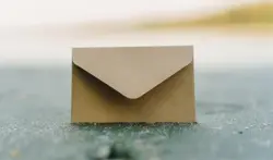 Ein brauner Briefumschlag auf einer glatten Oberfläche, symbolisch für die Verbindung zu Unsere Bayerischen Bauern.