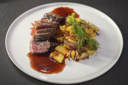 Rindersteak mit Bratkartoffeln und Portweinsauce_content