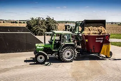 Foto: Traktor mit Futter