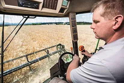 Foto: Getreidebauer bei der Arbeit