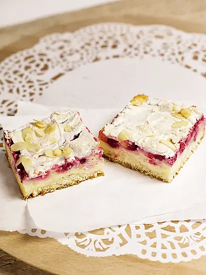 Foto: JOHANNISBEER-QUARKKUCHEN MIT BAISER