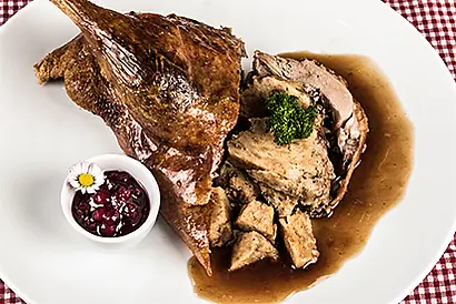 Foto: ENTE MIT SEMMELTEIGFÜLLUNG