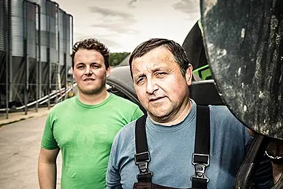Foto: Hähnchenbauer Bernhard mit Sohn Niko
