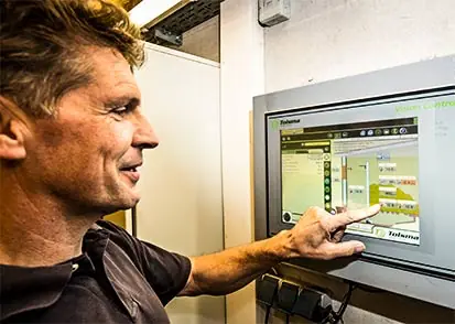 Foto: Kartoffelbauer vor dem Computer