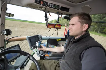 Foto: Bauer Schmid auf dem Traktor