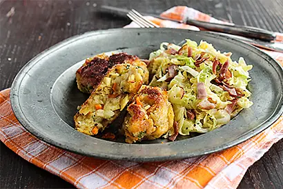 Foto: Gemüseknödel mit lauwarmen Wirsingsalat