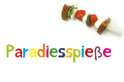 Bunte Paradiesspieße mit Tomaten, Mozzarella und frischem Basilikum auf einem Holzspieß, ergänzt durch den Titel.