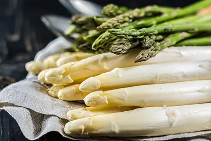 Frischer weißer und grüner Spargel auf einem Leinentuch, ideal für Spargeltoast mit Lachs und Camembert.