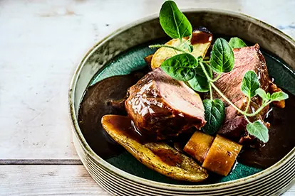 Herzhaftes Gericht mit Fleisch, Gemüse und Sauce, ideal für das Wintergrillen.