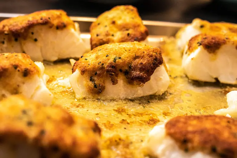 Knusprig gebackene Fischfilets auf einer goldbraunen Oberfläche, präsentiert im Rahmen des Milchworkshops.