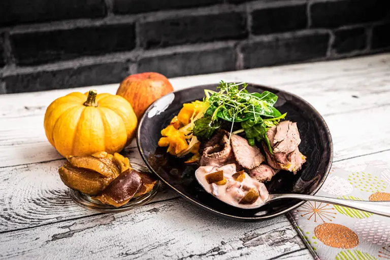 Herzhaftes Gericht mit Kürbis, Apfel, Salat und Fleisch, präsentiert im Rahmen des Milchworkshops.