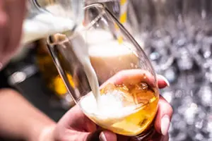 Licor 43 wird in ein Glas mit Eis und Milch gegossen, um einen cremigen Cocktail zuzubereiten.