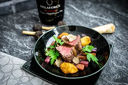 Zartes Black Angus Filet mit Portwein-Rahm Jus, Trüffel, Pastinaken-Karottengemüse und Kartoffel-Topfenkrapfen.