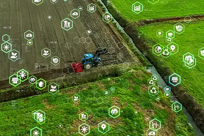 Ein Traktor bearbeitet ein Feld, umgeben von Symbolen für nachhaltige Landwirtschaft und digitale Technologien.