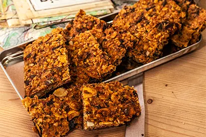 Herzhafte Dinkelsalat-Riegel auf einem Tablett, ideal für gesunde Snacks oder als Beilage.