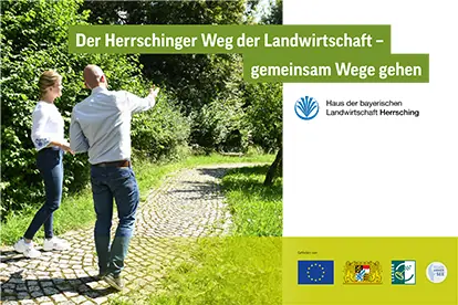 Der Herrschinger Weg der Landwirtschaft zeigt einen Paar, das auf einem Naturweg gemeinsam wandert.