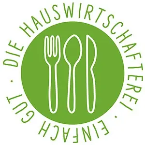 Logo der Hauswirtschafterei mit Bestecksymbolen und dem Slogan "Die Hauswirtschafterei - fein und gut".