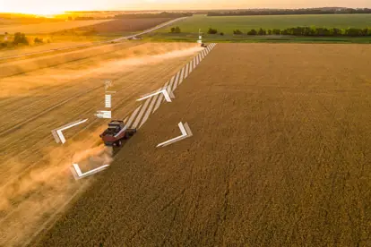 Ein landwirtschaftlicher Roboter bearbeitet ein Feld mit präzisen Linien, um Effizienz und Technologie in der Landwirtschaft zu zeigen.