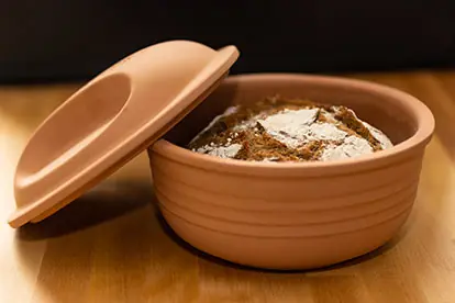 Ein Terrakotta-Behälter mit Brot, ideal zum altes Brot verwerten und frisch halten.