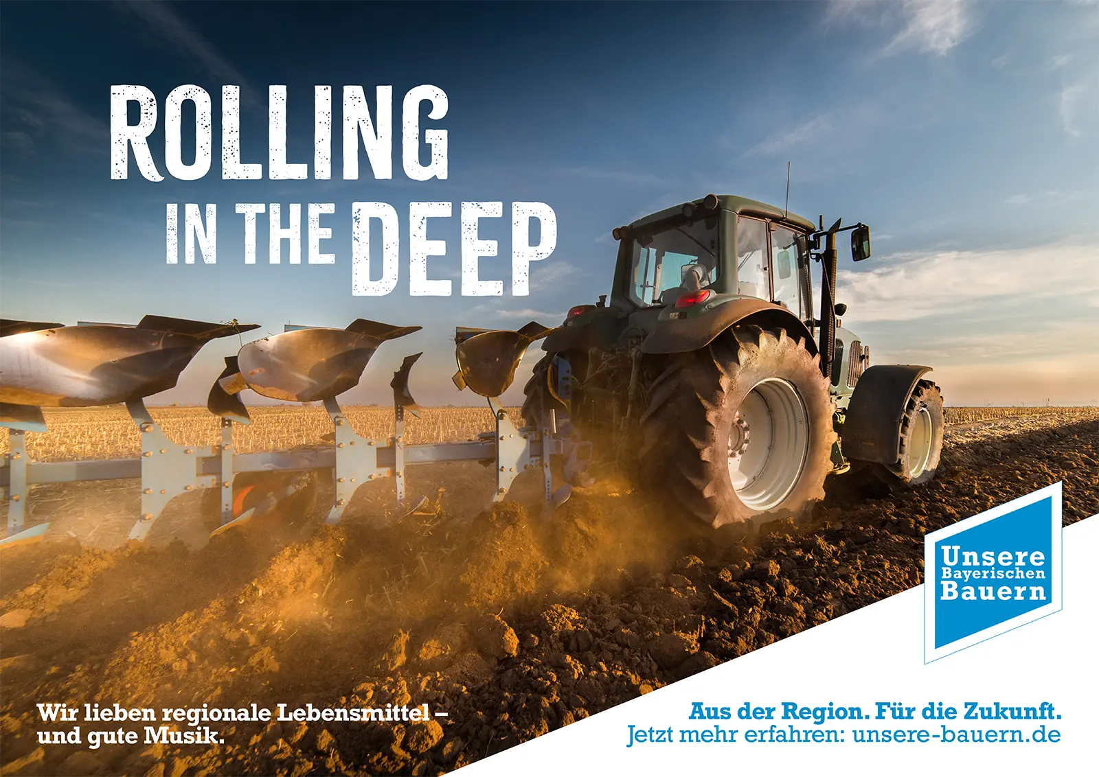 Traktor pflügt einen Acker im Sonnenuntergang, bewirbt regionale Lebensmittel und Musik.