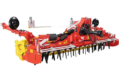 Moderne Agrartechnik: leistungsstarker Bodenbearbeitungsgerät mit rotierenden Messern und robustem Design.