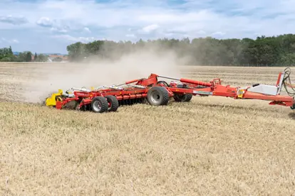 Ein landwirtschaftliches Gerät bearbeitet einen trockenen Feldboden in einer Agrartechnik-Anwendung.