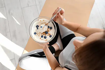 Beim Sport zwischendurch: Joghurt mit Müsli und Heidelbeeren