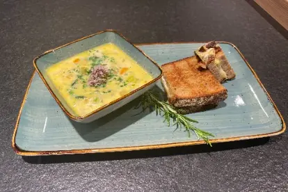 Käsesuppe mit geschmolzenem Käsebrot_content