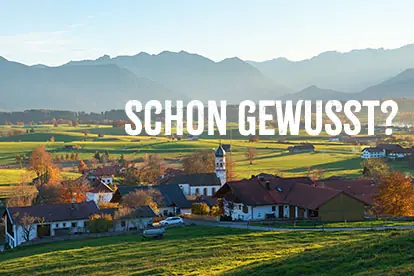 Landschaft mit Bergen, Wiesen und Bauernhäusern, überlagert von der Frage "Schon gewusst?" in großer Schrift.