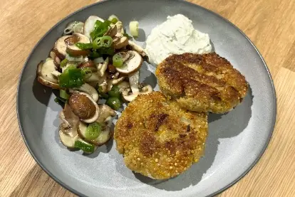 Quinoa-Pflanzerl mit Champignonsalat und Senf-Dip_content