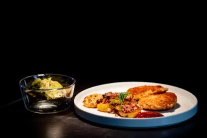 Schweineschnitzel mit Senf-Meerrettichpanade und Gurkensalat_content