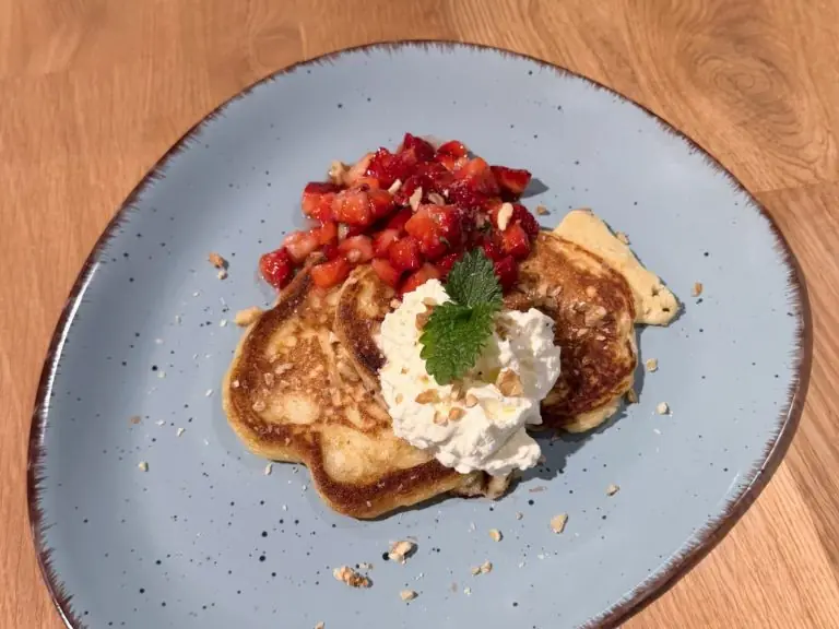 Buttermilch-Pfannkuchen mit marinierten Erdbeeren und Schlagsahne_content
