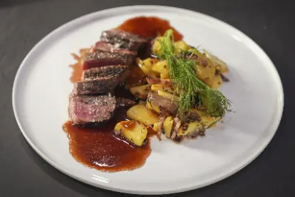Rindersteak mit Bratkartoffeln und Portweinsauce_content