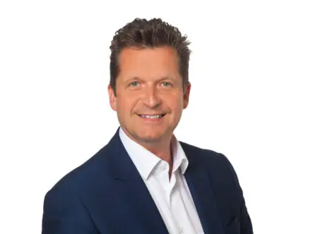 Michael Mitterer, Vorstand der meine Volksbank Raiffeisenbank eG in Rosenheim, im dunkelblauen Sakko vor weißem Hintergrund. Sponsor von Unsere Bayerischen Bauern.